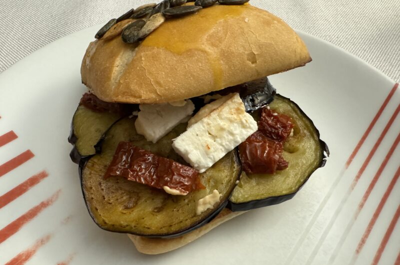 Burger houmous, feta et aubergine