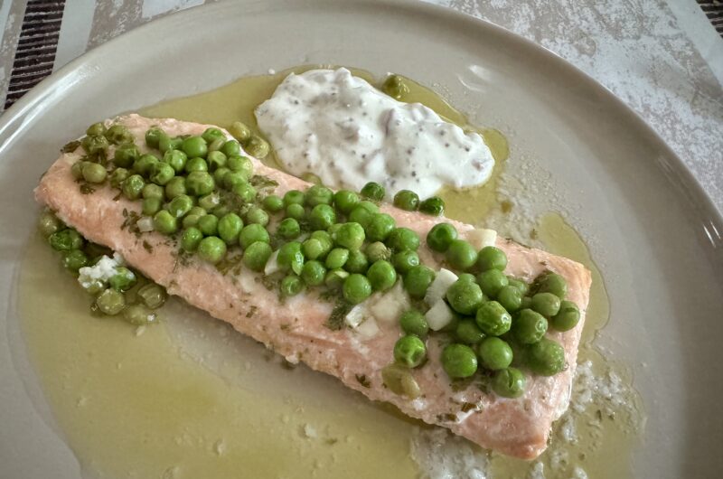 Saumon au four, petits pois et sauce à l’aneth