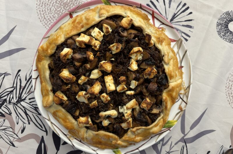 Tarte rustique aux champignons et oignons confits