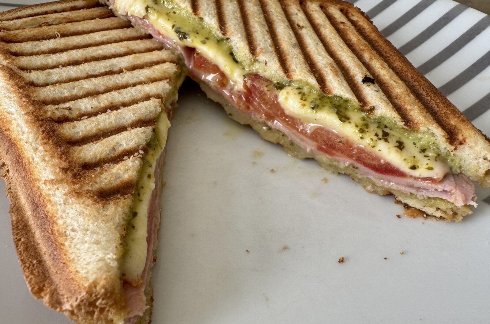 Croque monsieur au pesto et mozzarella 