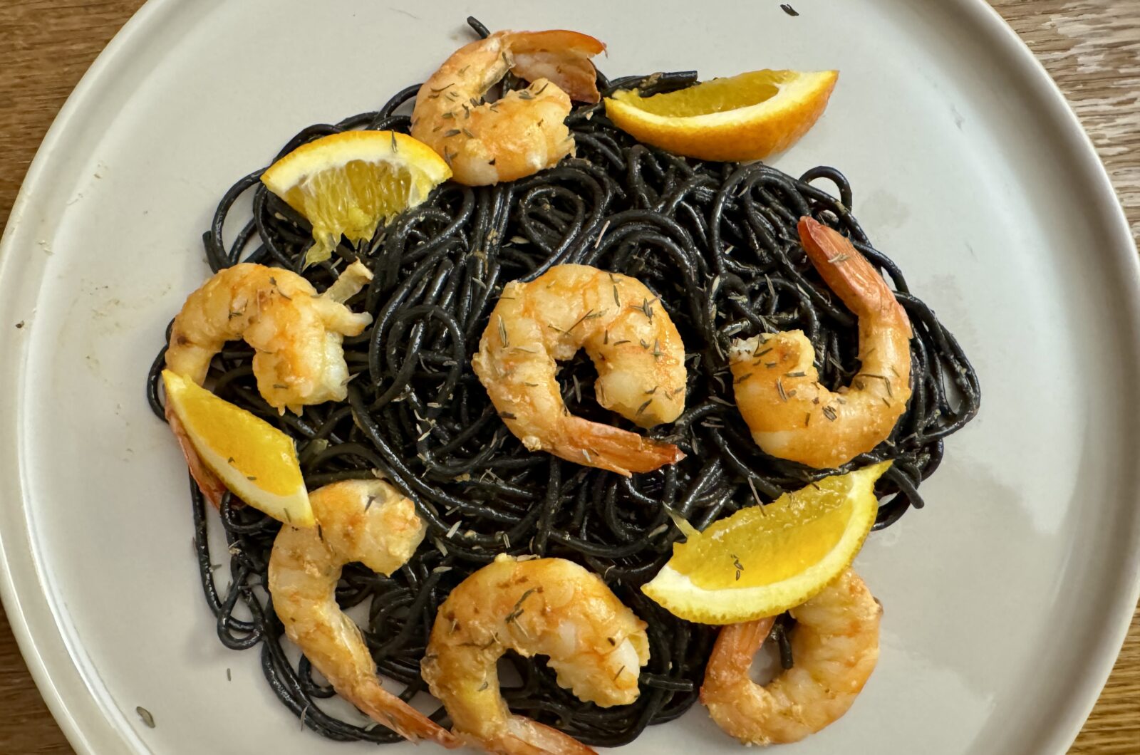 Spaghettis à l’encre de seiche et crevettes à l’orange