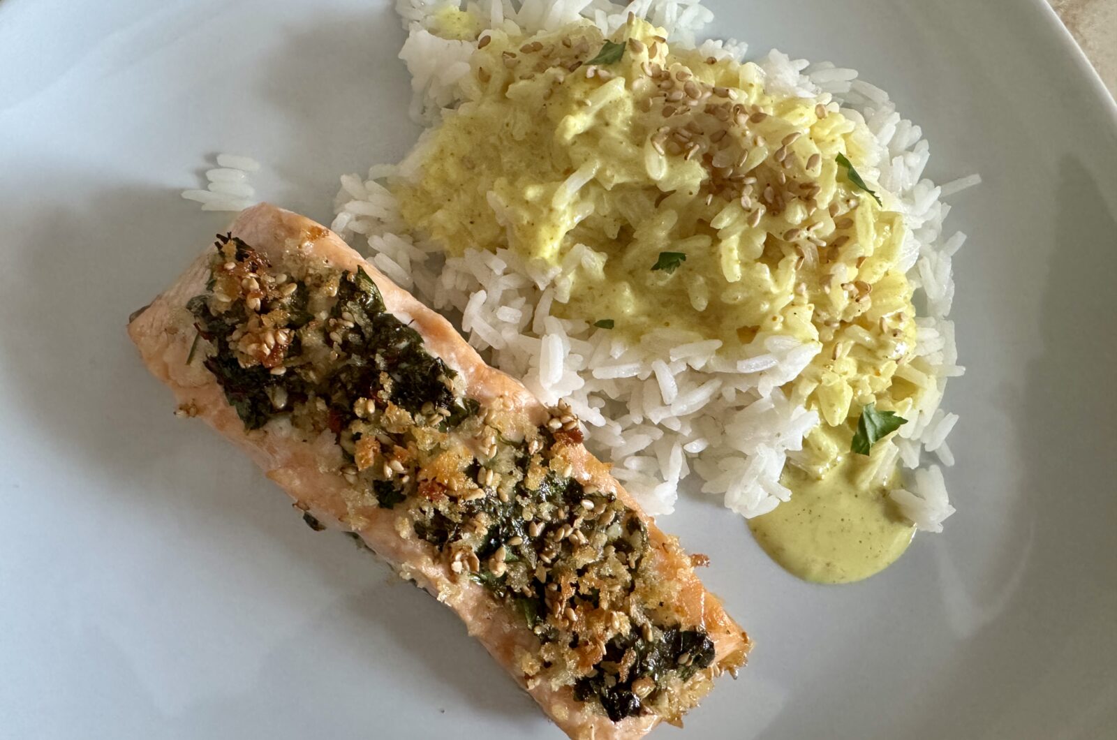 Saumon croustillant aux herbes et riz sauce au curry