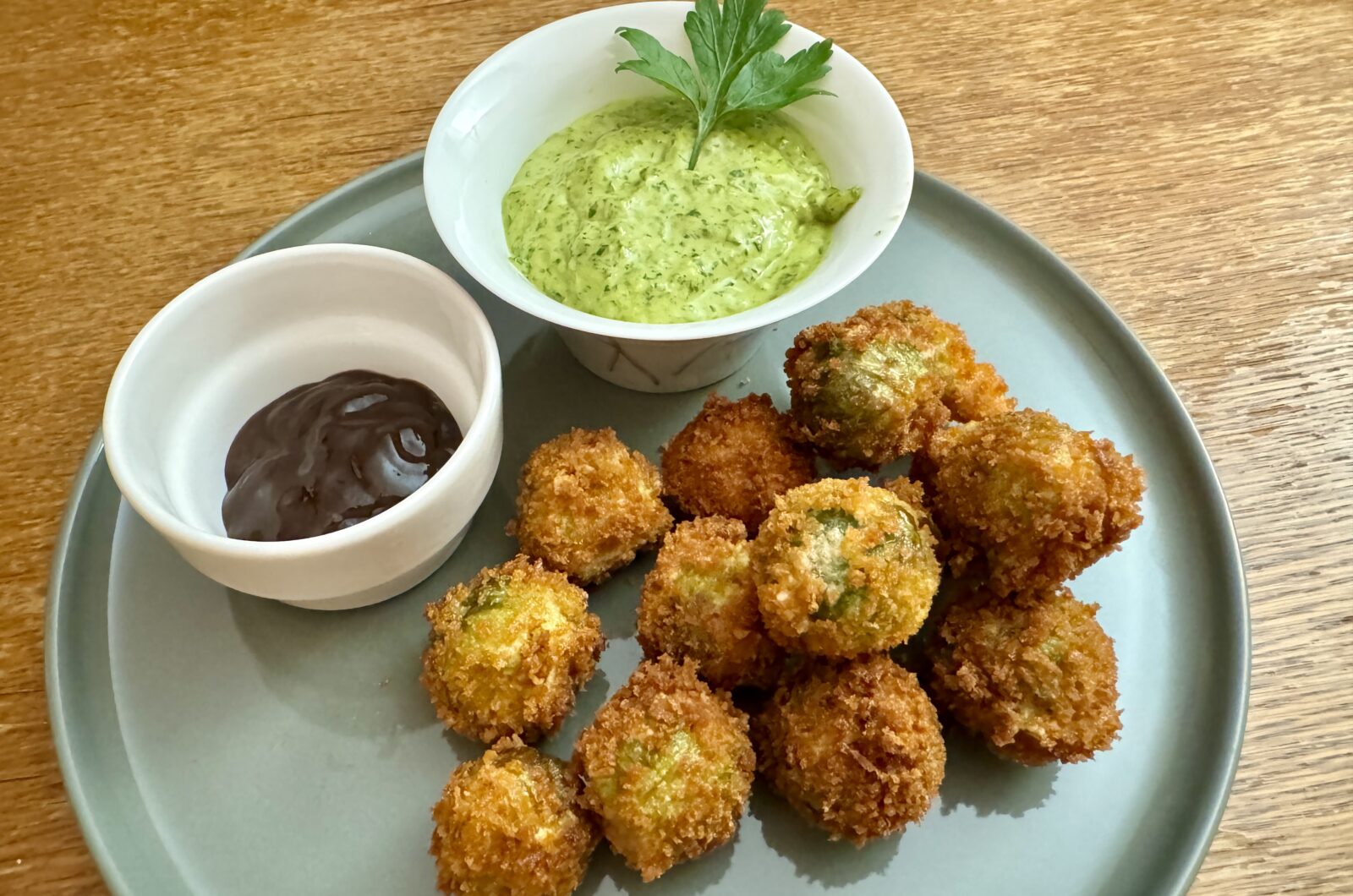 Choux de Bruxelles panés et sauce verte