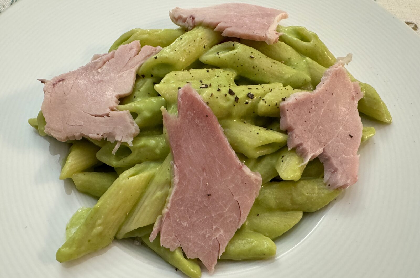 Penne rigate sauce crémeuse au brocoli et jambon