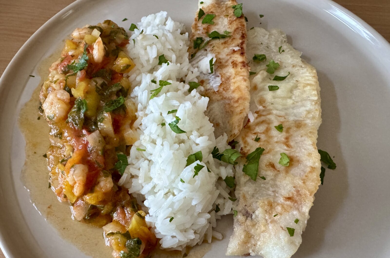 Filets de merlan, sauce aux crevettes et tomates