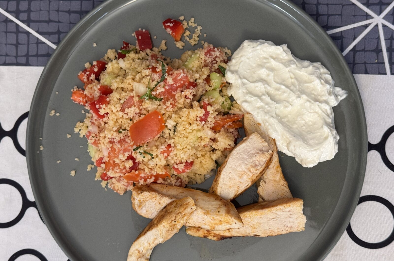 Taboulé et poulet grillé, sauce crème de fêta