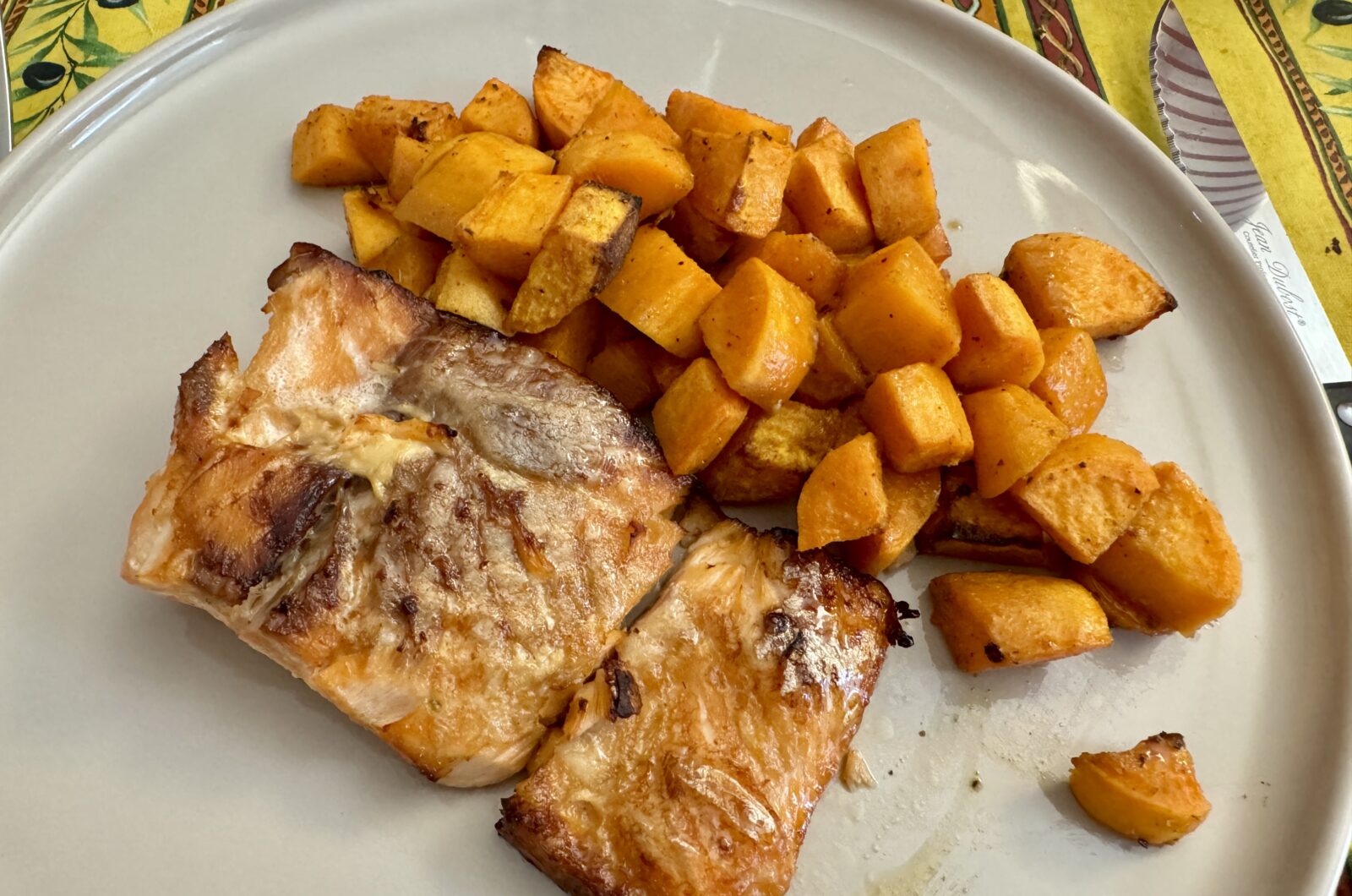 Saumon glacé au sirop d’érable et patates douces