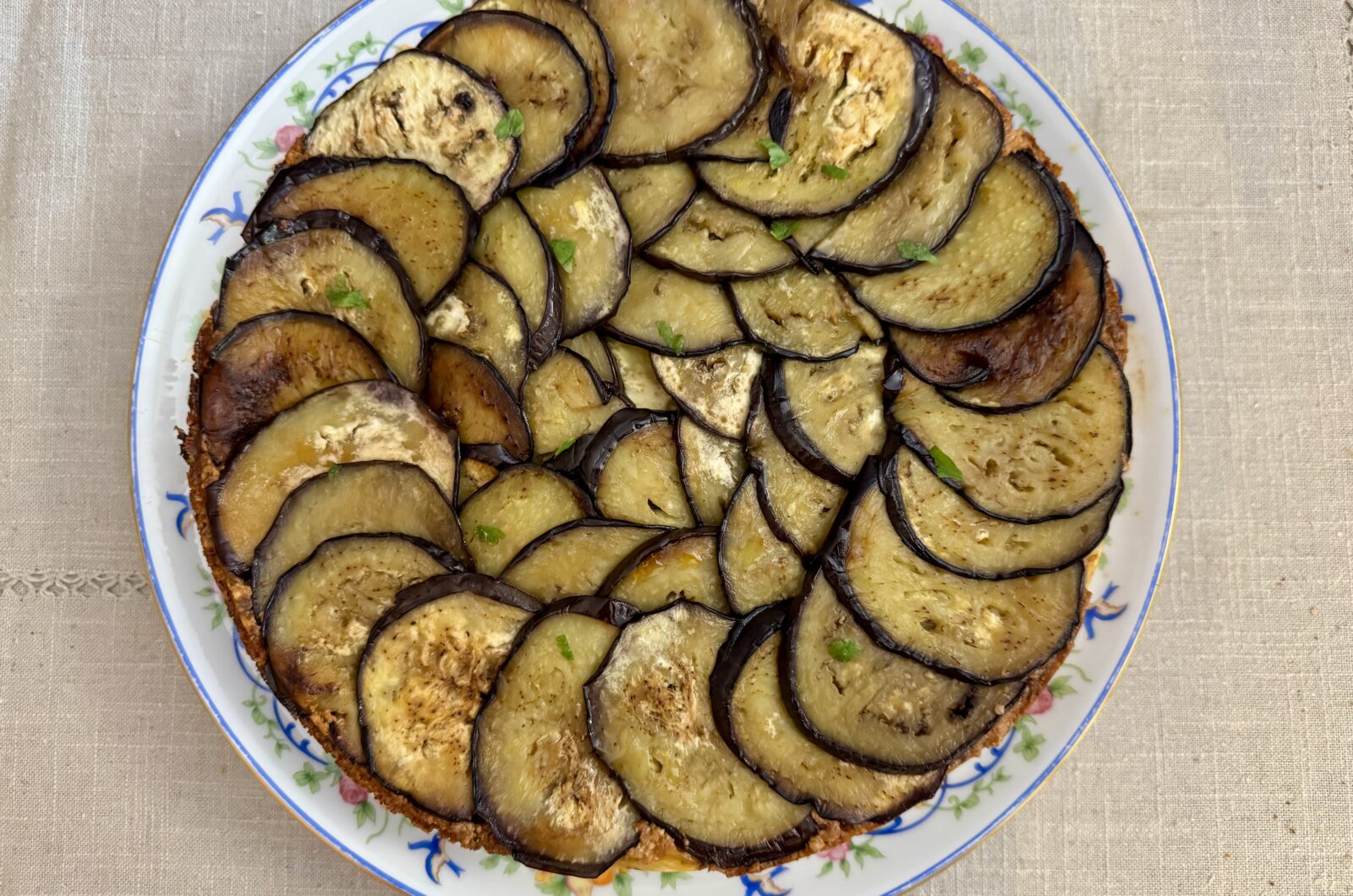 Tarte tatin aux aubergines, fêta et épices