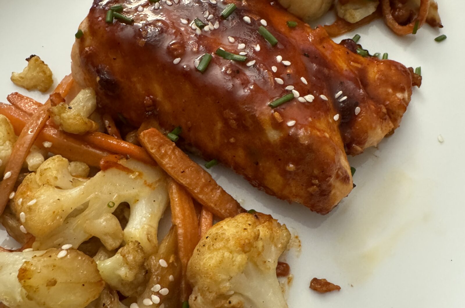 Saumon au gochujang, carottes et chou-fleur rôti