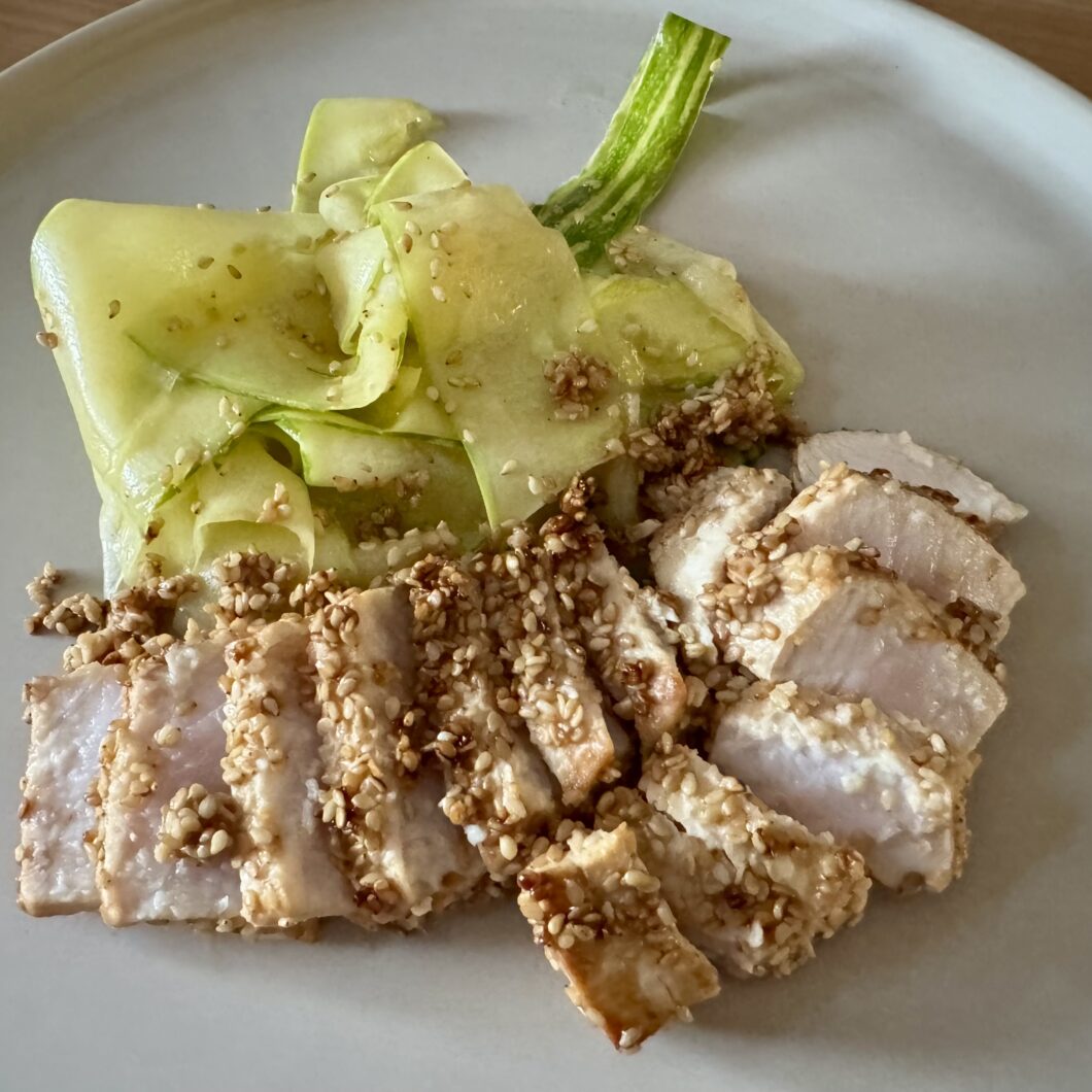 Tataki d’espadon au sésame et tagliatelles de courgettes