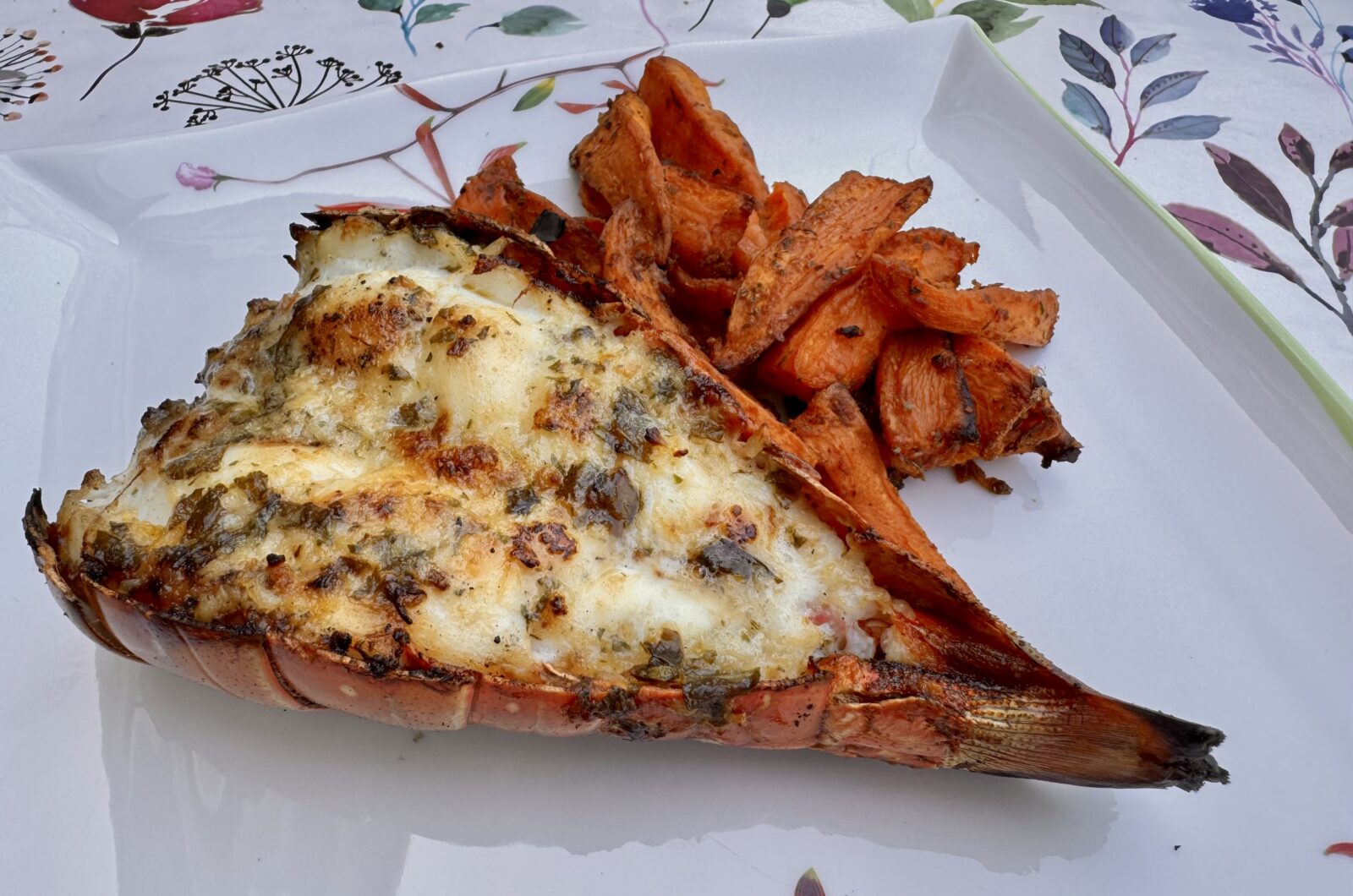 Langouste grillée au barbecue, beurre au basilic