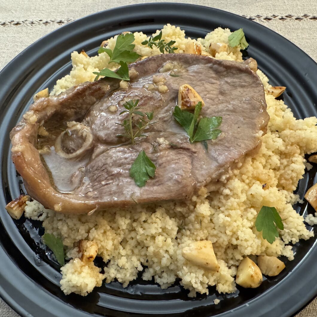 Agneau rôti à l’ail, miel et thym