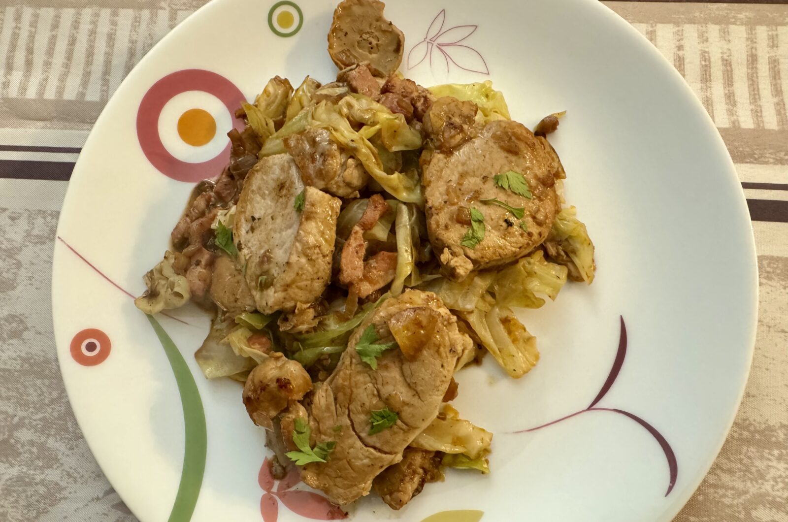 Poêlée de filet mignon au chou pointu et cèpes