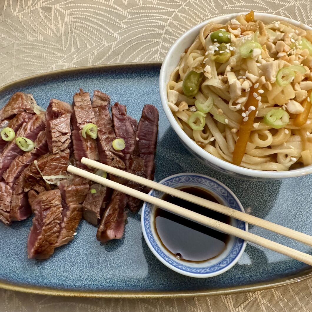 Tataki de bœuf et nouilles udon sautées aux légumes