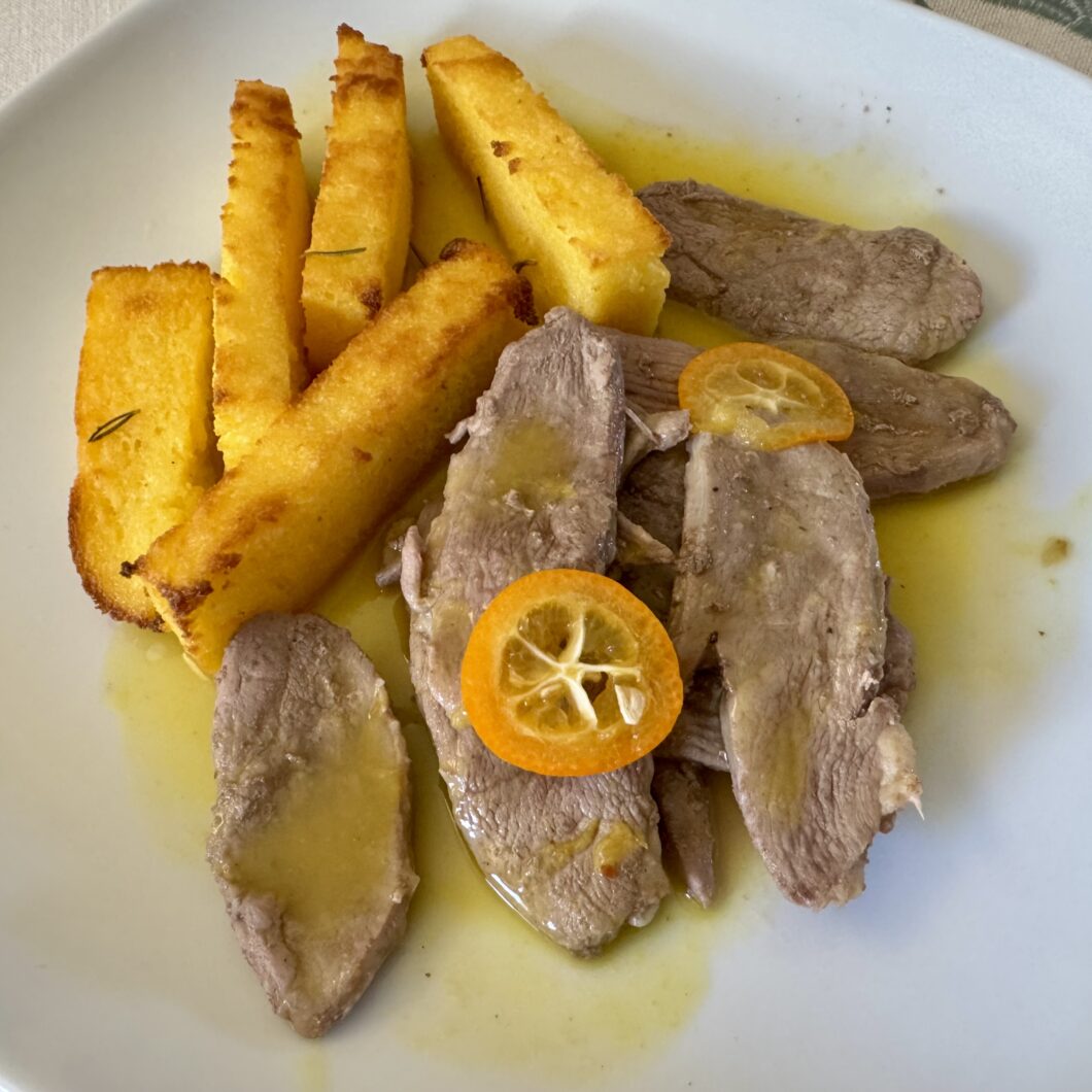 Aiguillettes de canard sauce aux kumquats, frites de polenta