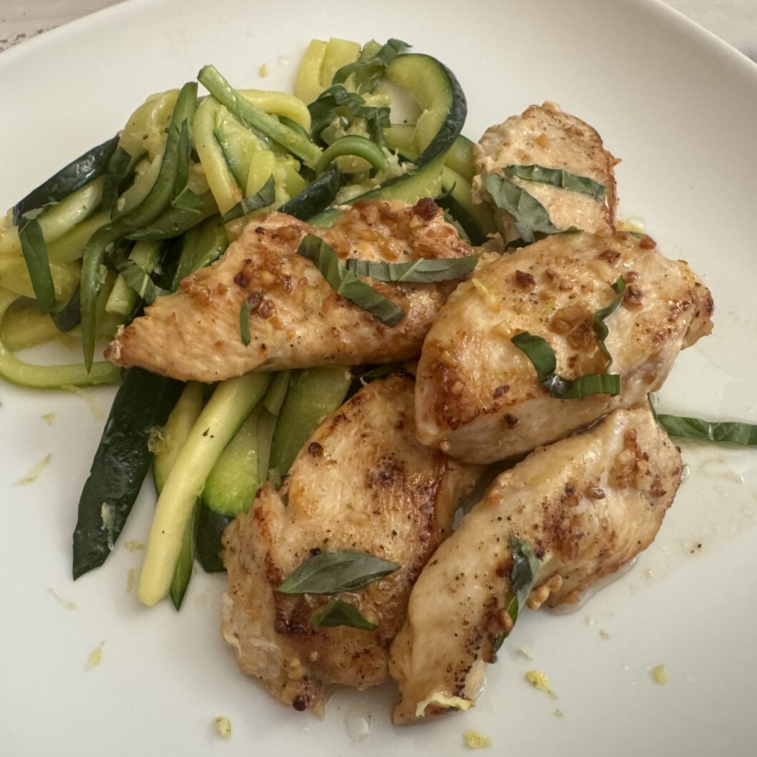 Poulet sauté à l'ail et tagliatelles de courgettes