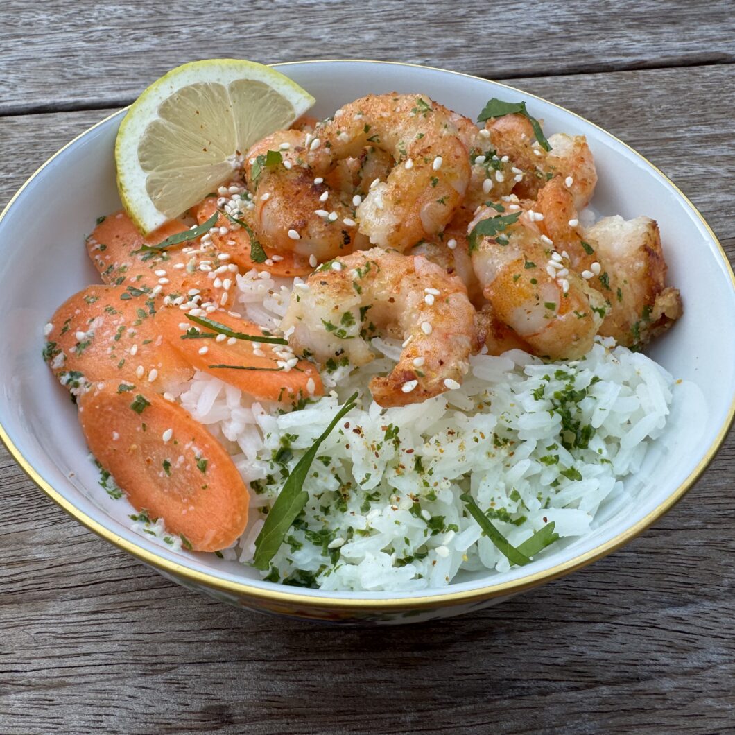 Bowl crevettes coco, pickles de carottes, sauce coriandre-citron