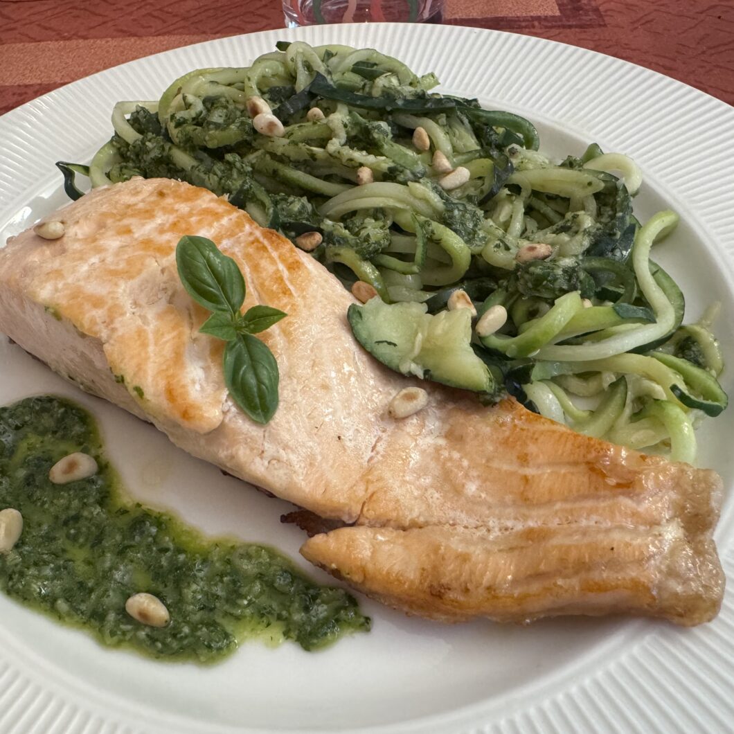 Saumon grillé et julienne de courgettes au pesto