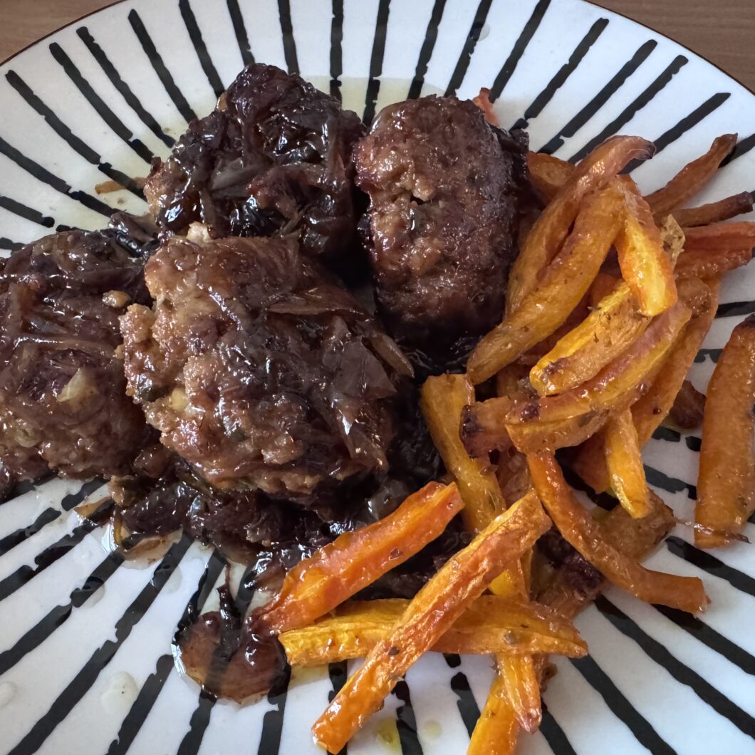 Boulettes liégeoises et frites de carottes