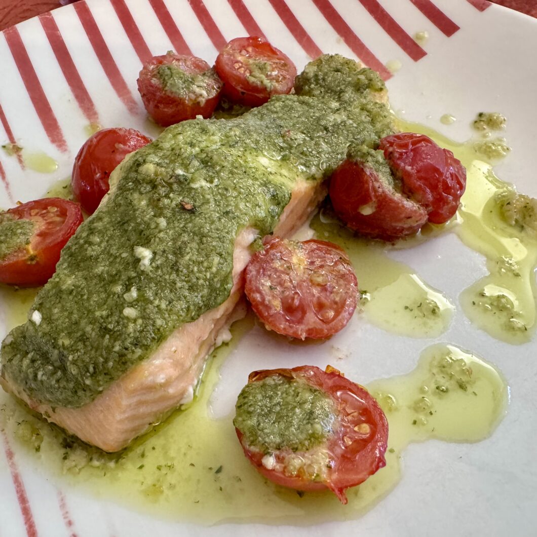 Saumon au pesto et tomates cerise