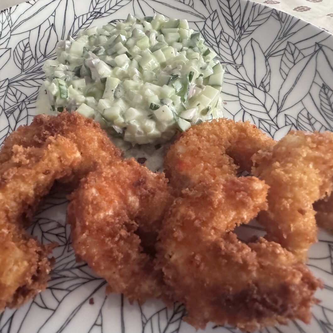 Crevettes panées et tartare de concombre