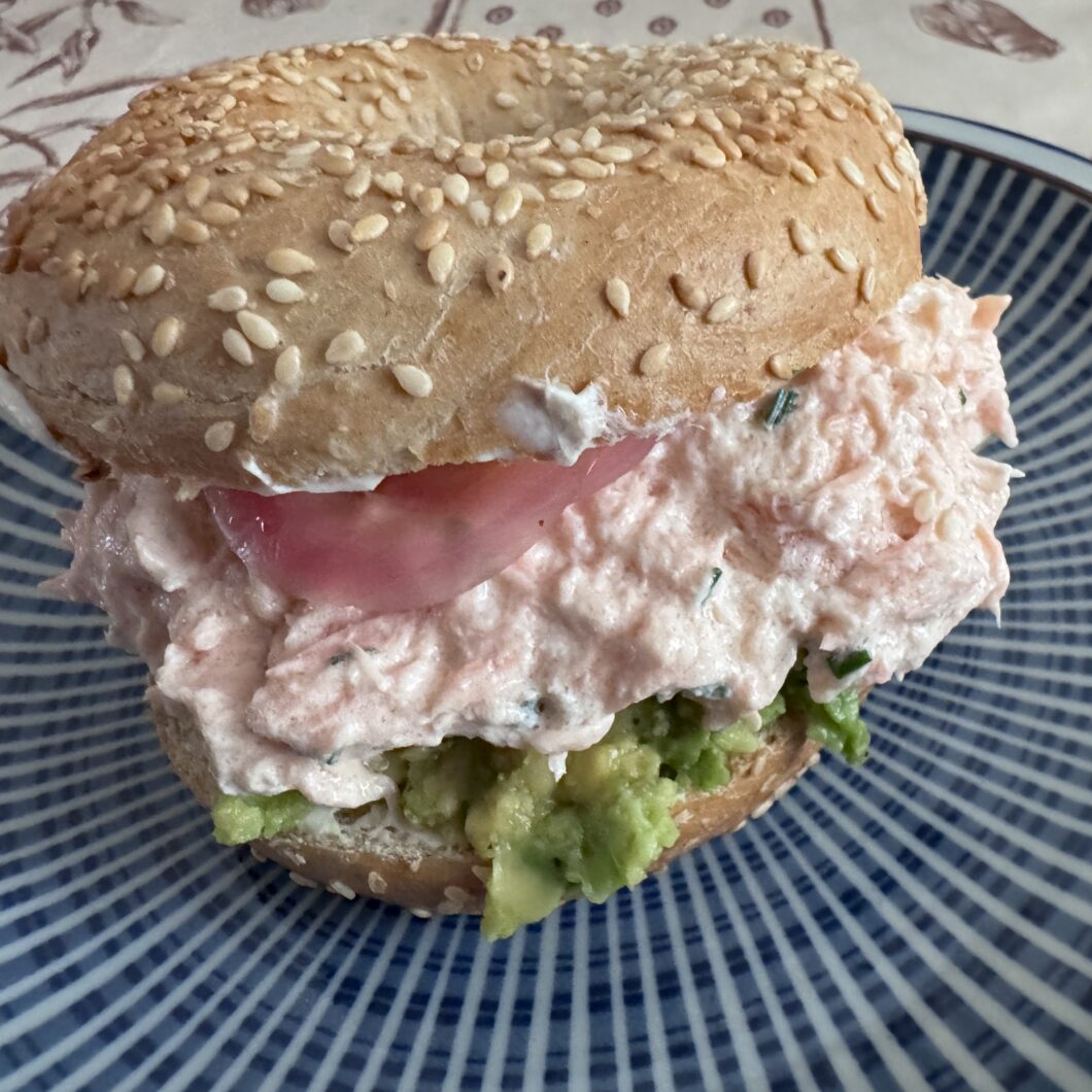 Bagel aux rillettes de saumon