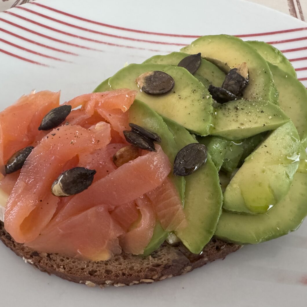 Tartine froide au Saint-Marcellin, saumon et avocat