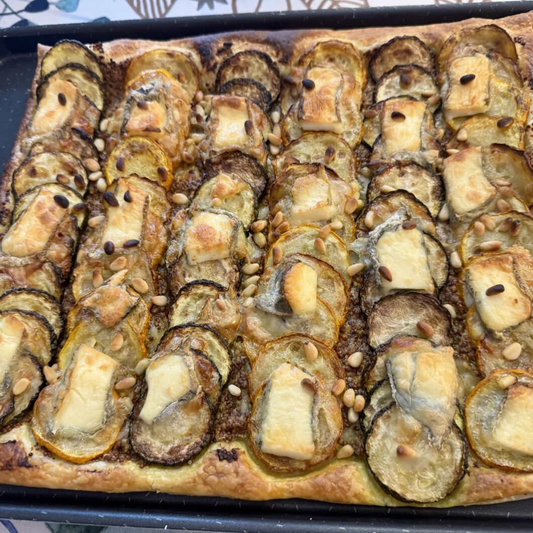 Tarte fine courgettes chèvre et pignons